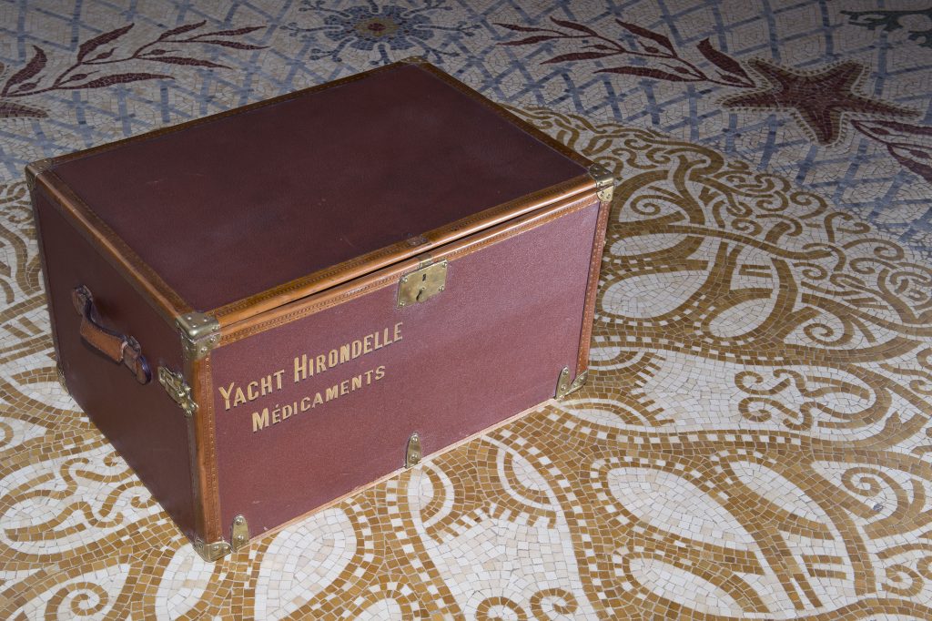 Coffre-Vuitton-à-médicaments-navire-Hirondelle