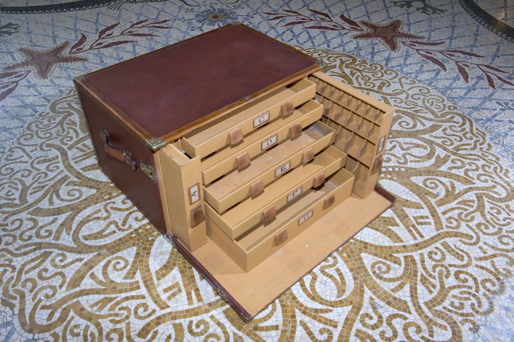 Coffre-Vuitton-à-médicaments-navire-Hirondelle