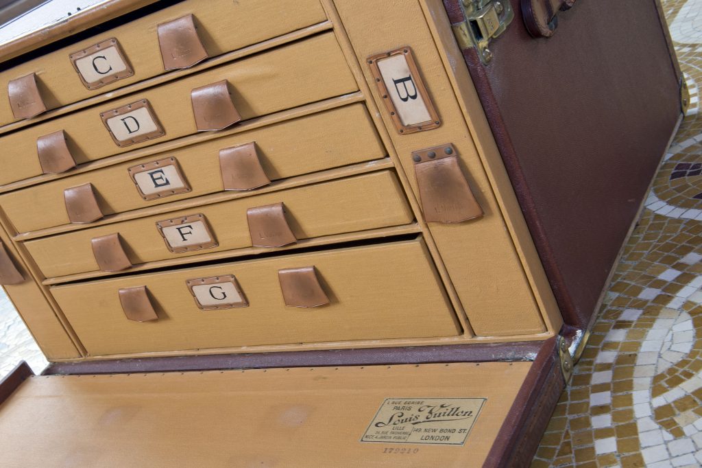 Coffre-Vuitton-à-médicaments-navire-Hirondelle
