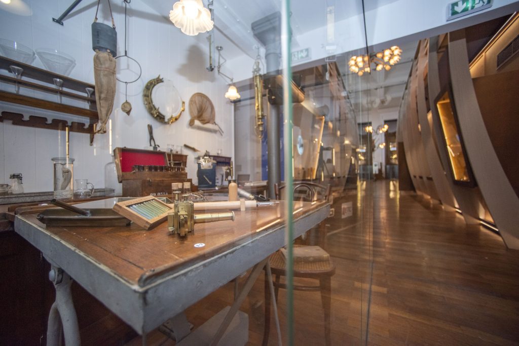 « Monaco et l’Océan : de l’exploration à la protection ».
Espace dédié à l’engagement de la Principauté et de ses Princes en faveur des Océans.
UNE EXPÉRIENCE DE VISITE PORTÉE PAR UNE SCÉNOGRAPHIE IMMERSIVE
Le Musée océanographique , lieu chargé d’histoire au patrimoine riche, dévoile un nouvel espace sans précédent. « Monaco et l’Océan » propose un véritable voyage dans le temps, de 1906 à nos jours. Confiée à l’agence Koya Farell, la scénographie se veut immersive, digitale, engageante.
Ici, les nouvelles technologies sont mises au profit de l’histoire, des collections patrimoniales et scientifiques de l’établissement centenaire permettant le mariage singulier du réel et du virtuel, l’alliance parfaite de l’objet et du numérique. Le parcours est composé de surprises et d’étonnements, pour stimuler la réflexion, mobiliser les sens, capter l’attention du public qui devient acteur de sa visite, puis acteur pour les océans.
« Monaco & l’Océan » a la volonté de partager de manière ludique des décennies de recherches, de découvertes et de savoir. Le parcours visiteur s’appuie sur un itinéraire interactif où l’Homme regarde d’abord la mer depuis la surface, puis, il plonge dans les profondeurs pour s’élever à nouveau au-dessus de l’immensité de l’océan, afin d’observer et mieux comprendre les grands enjeux de la planète bleue, et de sa conservation.
Exploratoire et intimiste, le parcours retrace progressivement l’histoire et l’actualité d’une relation particulière : celle de 3 hommes, 3 destins, entre passé, présent et un futur qu’il reste à construire.